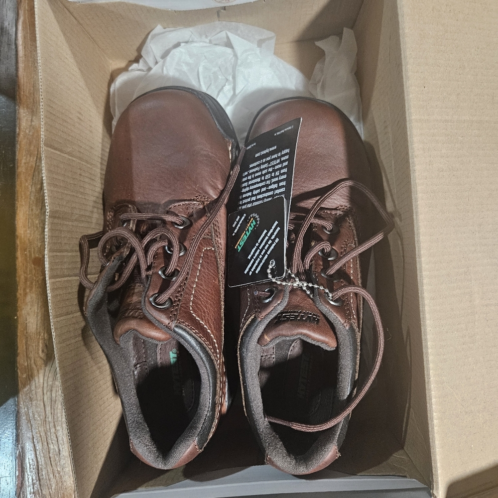 Safety shoes for women